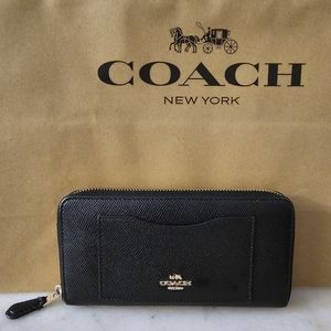 NWOT Coach zippy long wallet